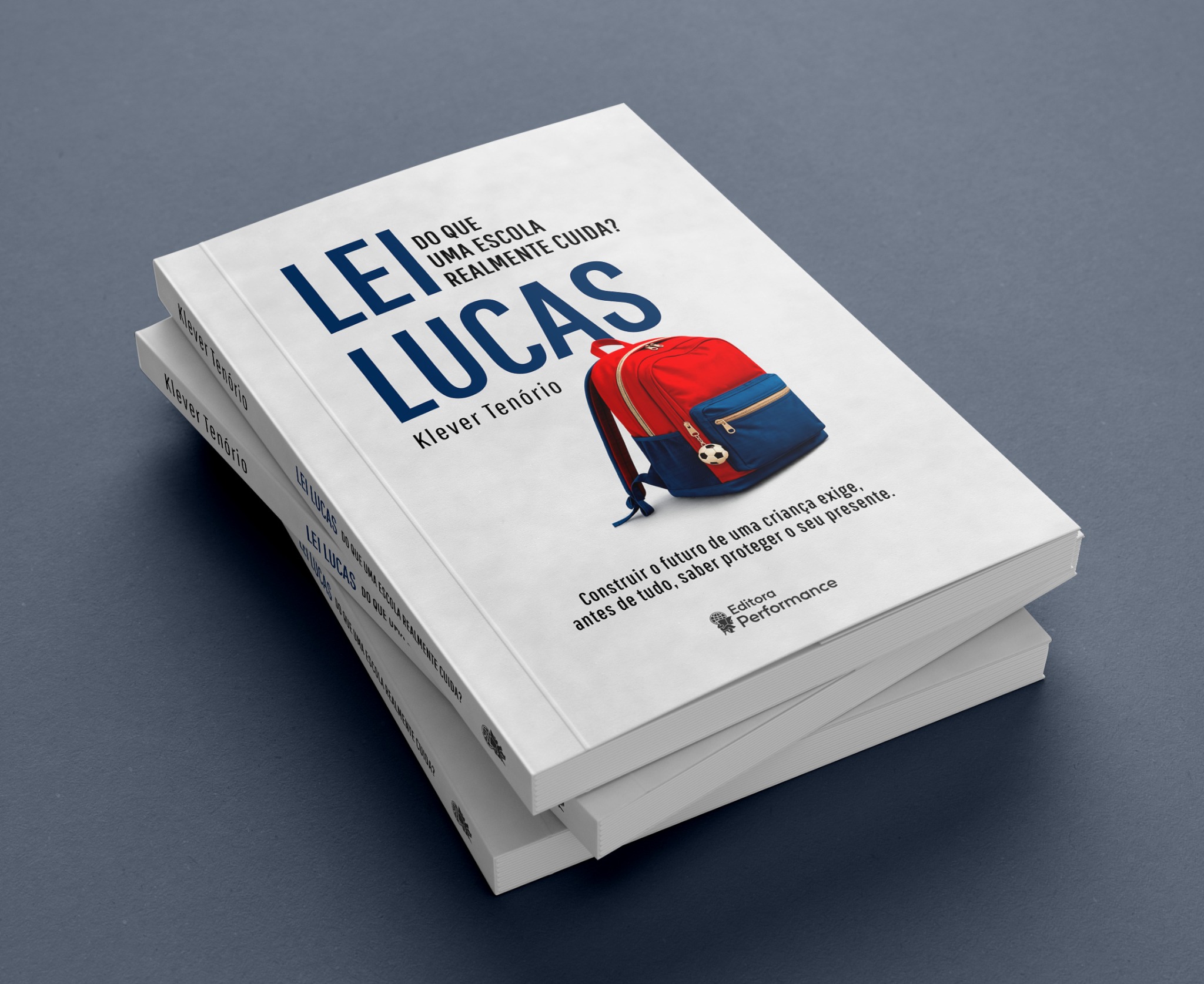 Mockup original com exemplares impressos do livro Lei Lucas, de Klever Tenório